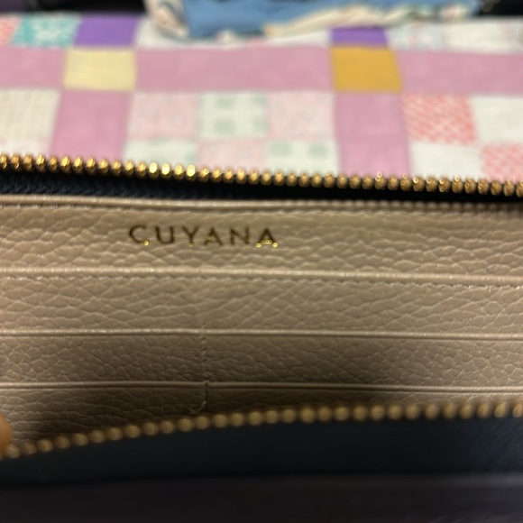 Cuyana - Navy Blue Zip-up pebbled Leather Wallet - Picture 2 of 11